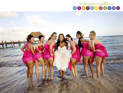 the new trend on wedding photos... you know I love it! | Bridesmaid poses, Bridesmaids photos ...