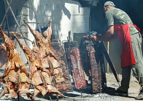 What are asados and parrillas in Argentina and how to order meat