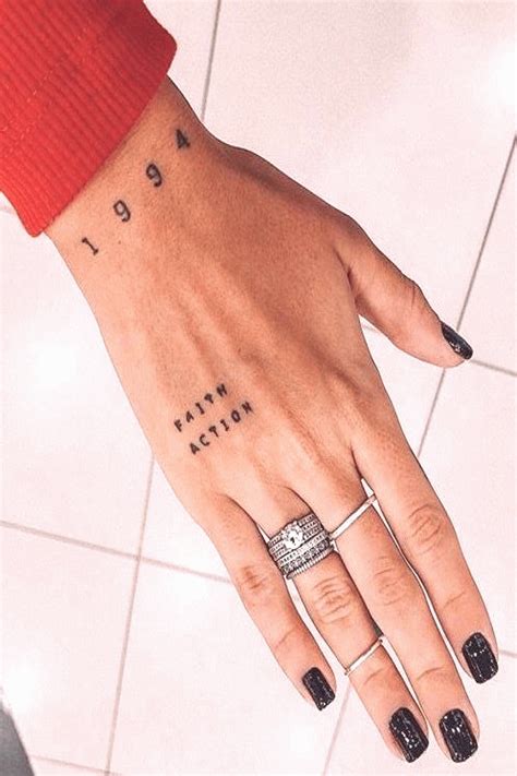 Les tatouages Tatouages au dos Tatouages anglais à phrases courtes Tatouages | Hand tattoos ...