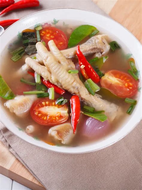 6 Resep Sop Ceker Ayam Empuk dan Gurih Berkaldu - Food Fimela.com