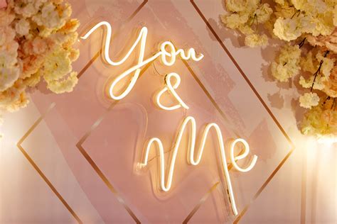 Our Favorite Neon Wedding Sign Ideas | Wedding Spot Blog