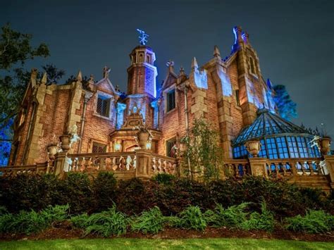 The Haunted Mansion | Haunted mansion disney world, Disney world rides, Haunted mansion