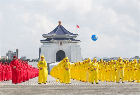 Solemn Falun Emblem Formed by 6,300 Falun Gong Practitioners in Taiwan