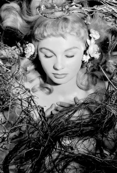 Jean Simmons as Ophelia in Hamlet (1948) dir. Laurence Olivier | Fairy tales, Vintage hollywood ...