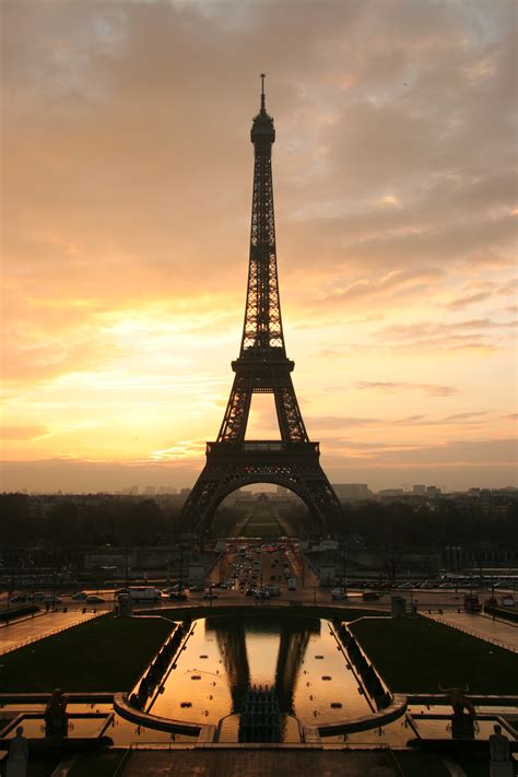 Fichier:Tour eiffel at sunrise from the trocadero.jpg — Wikipédia