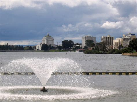 View of Lake Merritt and fountain in Oakland, California image - Free ...