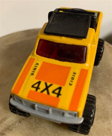 Stunning Orange and Yellow 4x4 Truck - Perfect Condition