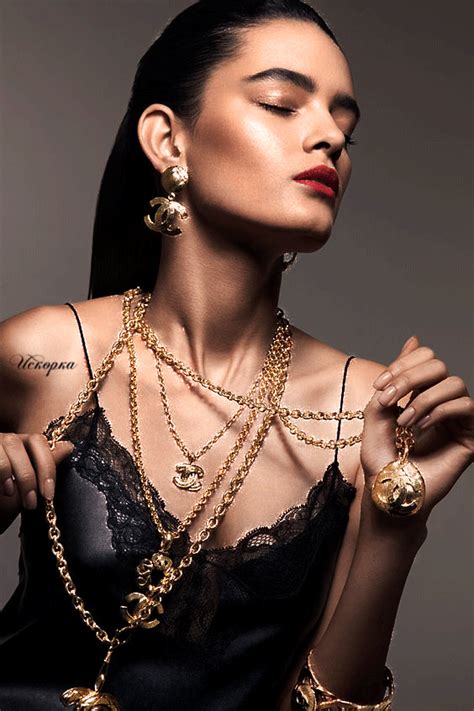 Изображения Искорка | Vogue jewelry, Jewelry photoshoot, Jewelry editorial