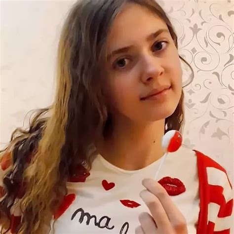 Stefania Deriabina (Instagram Star) - Age, Birthday, Bio, Facts, Family, Net Worth, Height ...