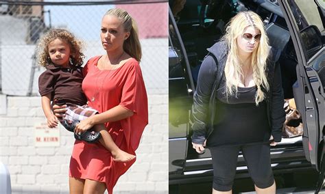 Kendra Wilkinson defends Jessica Simpson's post-baby body | Daily Mail Online