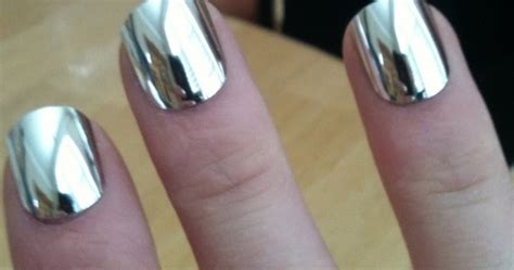 A Quaint Perspective: Trend alert :Mirrored nail paint.