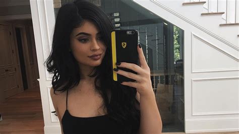 Kylie Jenner’s Mirror Guarantees Perfect Selfies | Teen Vogue