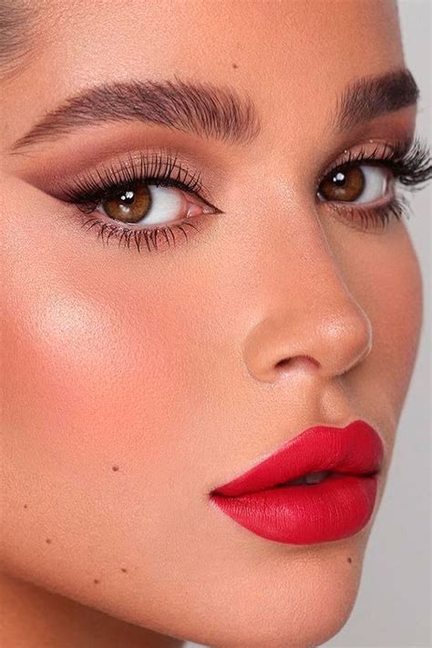 10 Stunning Holiday Makeup Looks to Try This Season | Cute Manicure in 2021 | Prom eye makeup ...