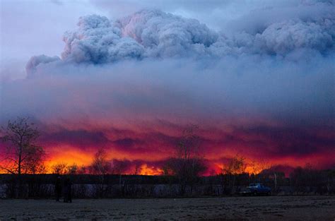 Forest fires rage in Fort McMurray, Alberta