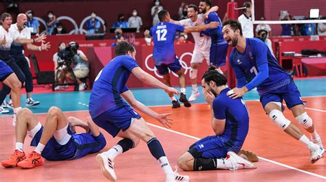 France Does Oh-So-French Thing To Celebrate Volleyball Gold At Tokyo Olympics | HuffPost null