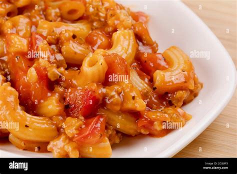 A delicious meal of elbow macaroni with pasta sauce tomatoes and hamburger Stock Photo - Alamy