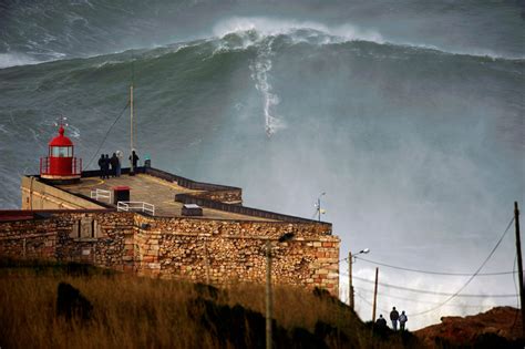 Garrett McNamara - surfando a maior onda do mundo em Nazaré - Portugal ...