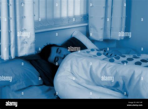 Menschen, die nachts allein im Bett zu schlafen Stockfotografie - Alamy