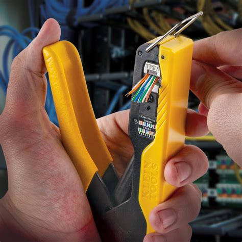 Herramienta compacta para ponchar cables de datos Pass-Thru™ - VDV226-005 | Klein Tools Mexico