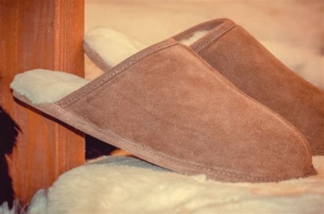 The Best Slippers For Wide Feet (4 Options For Men & Women)