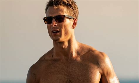 Top Gun: Maverick Star Talks Training for Shirtless Beach Scene ...