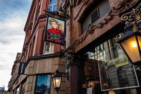 Mr Thomas's Chop House renamed Sarah's Chop House - iconic Manchester pub has radical rebrand