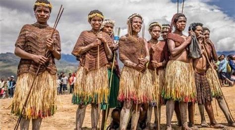 6 Papua Traditional Clothing, Let's See! - papuaaround.com