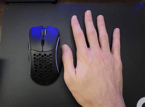 huge hands, looking for lightweight wireless mouse that fits : MouseReview