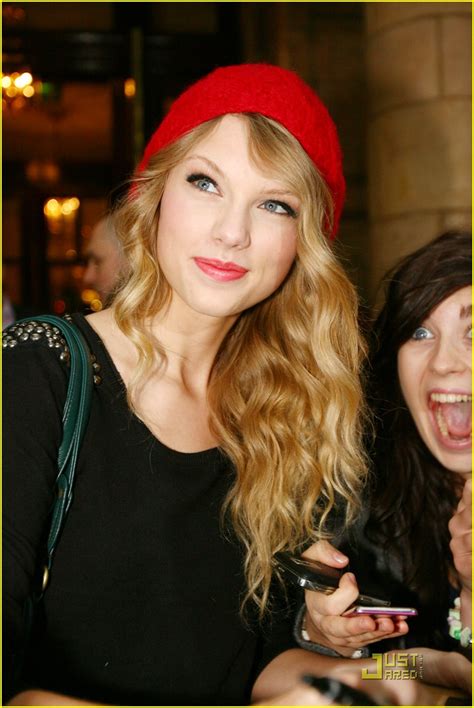 Full Sized Photo of taylor swift red beanie 07 | Taylor Swift: Red Beanie Beauty | Just Jared Jr.