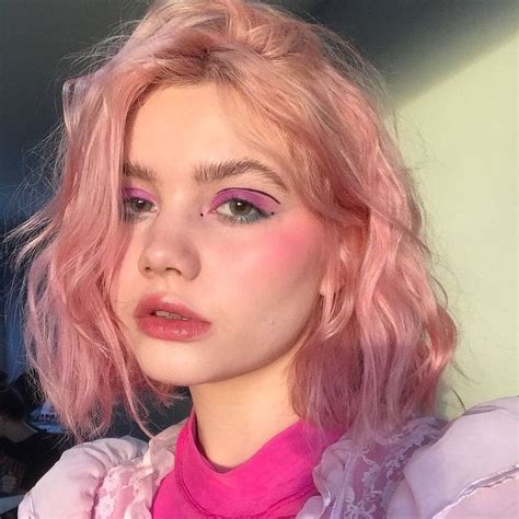 𝓁𝑜𝓋𝑒 𝓁𝑒𝓉𝓉𝑒𝓇 on Instagram: “just woke up from my nap (´｡• ᵕ •｡`)” Pastel Hair, Pink Hair, Glow ...