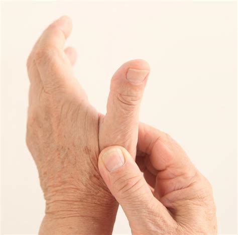 What Are the Symptoms of Thumb Gout? (with pictures)