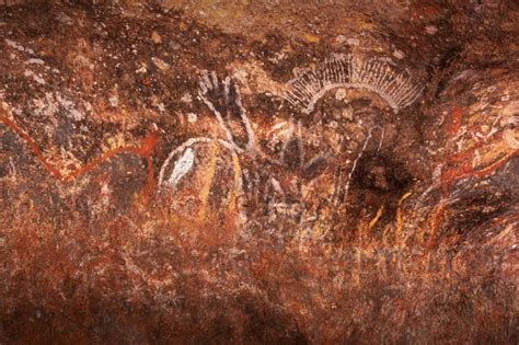 Rock painting on Uluru – Looking back at Central Australia – LEANNE COLE