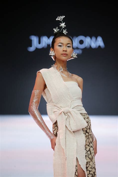 Traditional Indonesian clothes get modernised — TFR