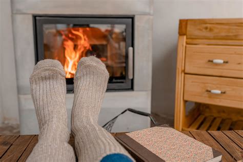 Men Setting A Fire On Fireplace - Creative Commons Bilder