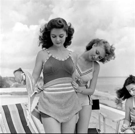 Beach goers, 1948 : r/OldSchoolCool