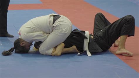 Women's Brazilian Jiu-Jitsu NY Fall Open C17 triangle choke - YouTube