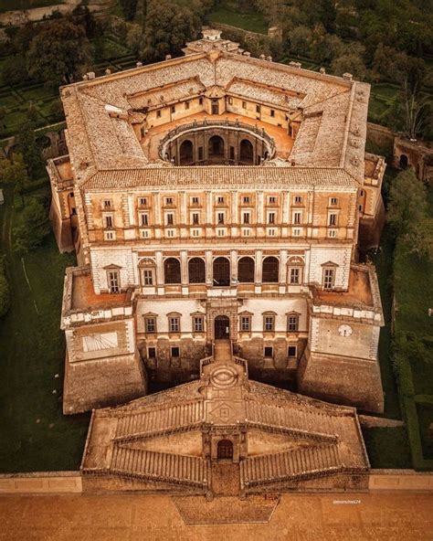 Il palazzo Farnese di Caprarola fu costruito in pianta pentagonale su ...