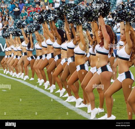 Philadelphia eagles cheerleaders hi-res stock photography and images ...