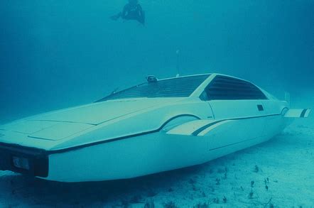 James Bond's Lotus Esprit submarine car sells for £550,000 • The Register