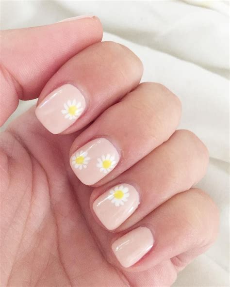 Daisy Nail Art Manicure | Daisy nails, Pretty toe nails, Short acrylic ...