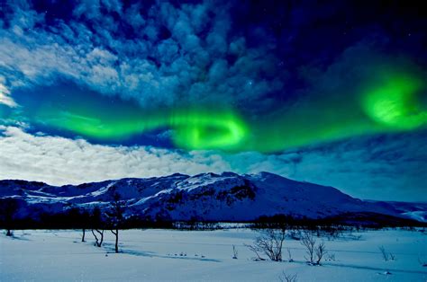 Stunning Aurora Borealis Over Snowy Mountains - 4K Ultra HD Wallpaper