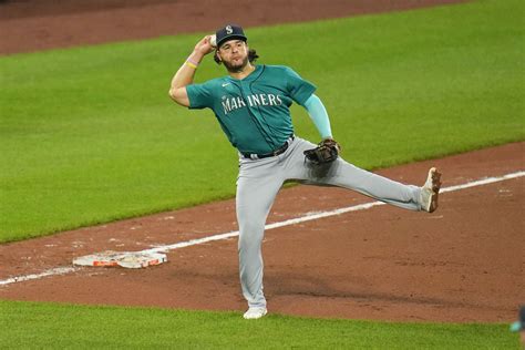 Mariners score 7 in the 8th to cap a 13-1 win over the Orioles - WTOP News