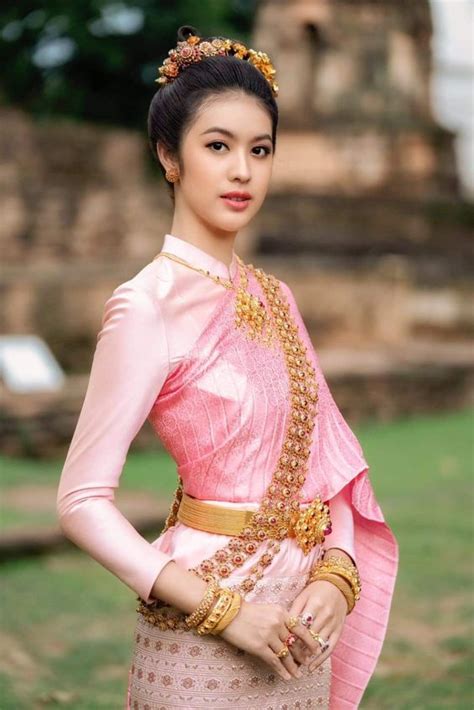 Traditional Thai Clothing, Traditional Dresses, Art Clothes, Thailand Fashion, Khadi Saree, Thai ...