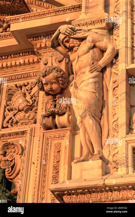 Milan Cathedral, Italy. Duomo di Milano. Mailänder Dom. Mailand. Catedral de Milán. Atlas statue ...