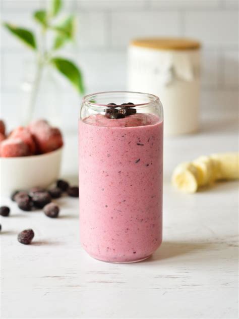 Strawberry Blueberry Banana Smoothie - Sip Sip Smoothie