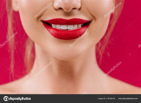 Vue Recadrée Sourire Nue Belle Femme Aux Lèvres Rouges Isolé image ...