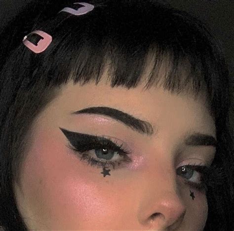 E-girl makeup | Emo makeup, Edgy makeup, Makeup eyeliner