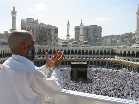 File:Supplicating Pilgrim at Masjid Al Haram. Mecca, Saudi Arabia.jpg - Wikipedia