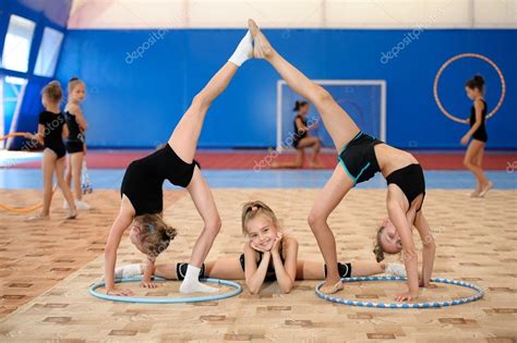 Gymnastikball Zusammensetzung von drei Mädchen gemacht — Stockfoto © danr13 #56150043