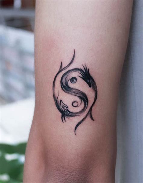 Descubra el significado de los tatuajes armoniosos del yin y el yang para la paz interior ...